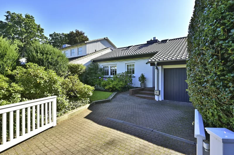 Ansicht · Bungalow-Doppelhaushälfte in Wedel: saniert 2020-2023, 
Leben auf einer Ebene · Bild 2 von 15 · IMMO Holm