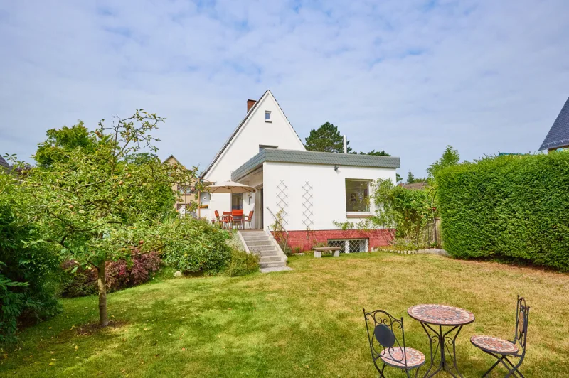 Ansicht · Baujahr 1935 mit Effizienzklasse B — Familienhaus mit Süd-Terrasse · provisionsfrei für Käufer · Bild 2 von 18 · IMMO Holm