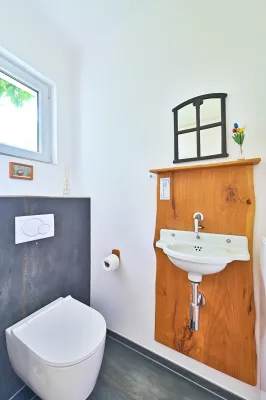 Ansicht · Baujahr 1935 mit Effizienzklasse B — Familienhaus mit Süd-Terrasse · provisionsfrei für Käufer · Bild 10 von 18 · IMMO Holm