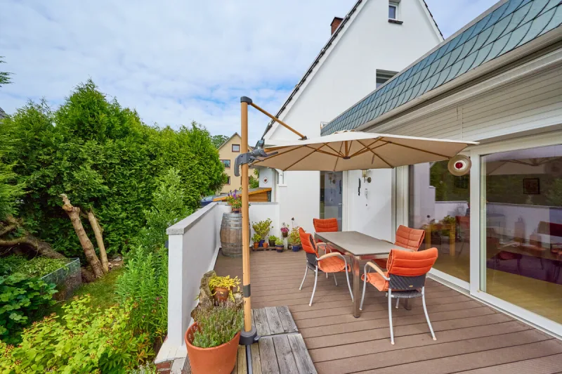 Ansicht · Baujahr 1935 mit Effizienzklasse B — Familienhaus mit Süd-Terrasse · provisionsfrei für Käufer · Bild 16 von 18 · IMMO Holm