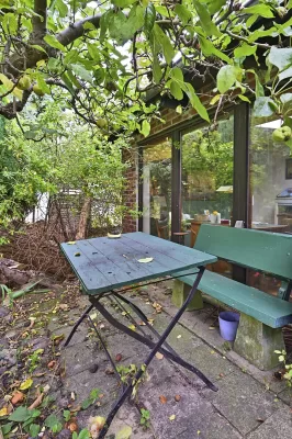 Ansicht · Wedel: Altbau mit zwei Wohnebenen, 1.003 m² Garten und Atelier im Grünen · Bild 16 von 17 · IMMO Holm