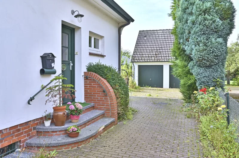 Ansicht · Wedel: Altbau mit zwei Wohnebenen, 1.003 m² Garten und Atelier im Grünen · Bild 17 von 17 · IMMO Holm
