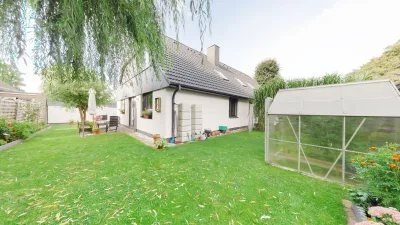 Ansicht · Vor 10 Jahren saniert - Kapitalanlage in Holm bei Wedel: sechs Einheiten, sechs Stellplätze · Bild 3 von 11 · IMMO Holm
