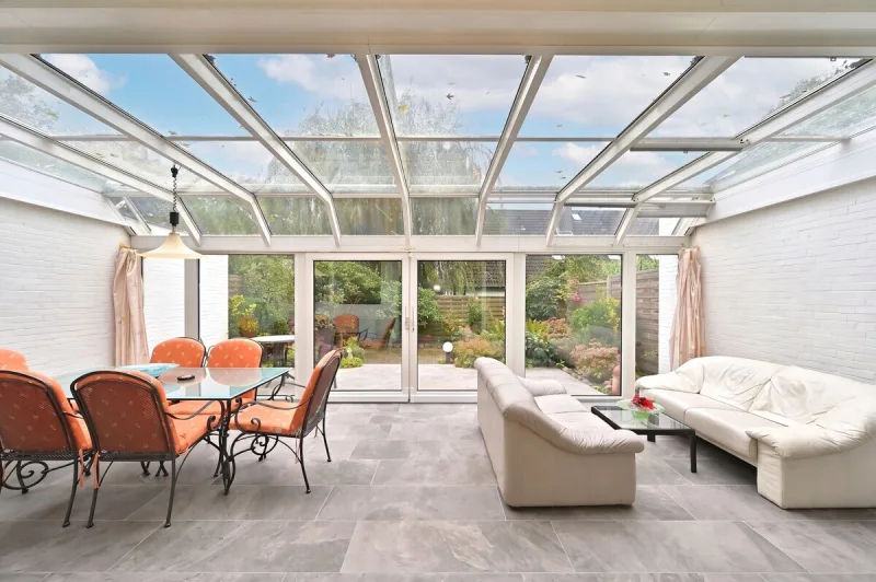 Ansicht · Großzügiges Reihenmittelhaus mit schönem Wintergarten in Holm! · Bild 2 von 15 · IMMO Holm