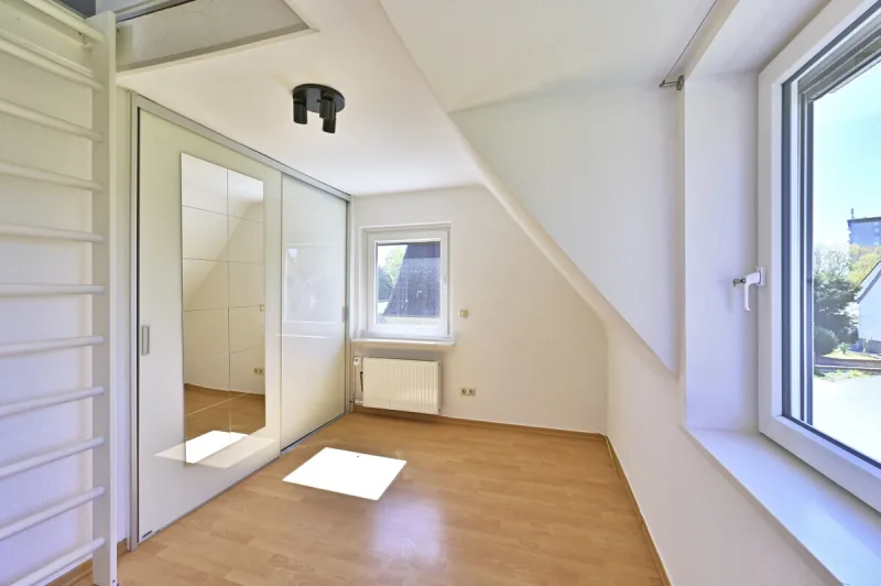 Ansicht · Ein Haus, das Ihnen nicht alles abverlangt – Doppelhaushälfte in Wedel · Bild 9 von 15 · IMMO Holm