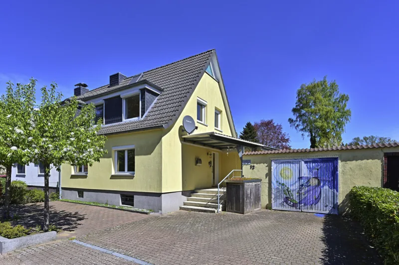 Ansicht · Ein Haus, das Ihnen nicht alles abverlangt – Doppelhaushälfte in Wedel · Bild 15 von 15 · IMMO Holm