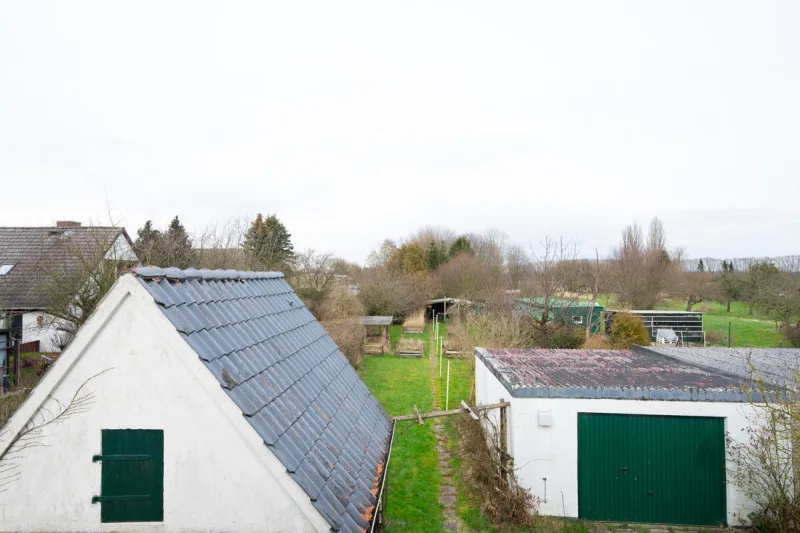 Ansicht · Gartenparadies für die ganze Familie - wo Ihr Traumhaus Wurzeln schlägt! · Bild 13 von 19 · IMMO Holm
