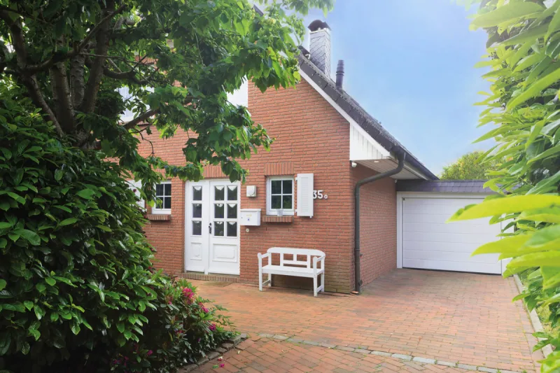 Ansicht · Ihr Traumhaus in Hetlingen: Wohnen mit Stil, Komfort und Badespaß · Bild 8 von 30 · IMMO Holm