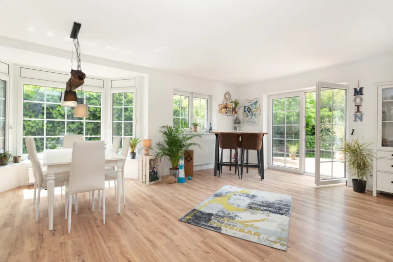 Ansicht · Ihr Traumhaus in Hetlingen: Wohnen mit Stil, Komfort und Badespaß · Bild 17 von 30 · IMMO Holm