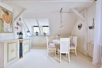 Ansicht · Charme mit Stil und Potential -  aus Zwei - mach Einfamilienhaus · Bild 2 von 19 · IMMO Holm