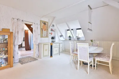 Ansicht · Charme mit Stil und Potential -  aus Zwei - mach Einfamilienhaus · Bild 3 von 19 · IMMO Holm
