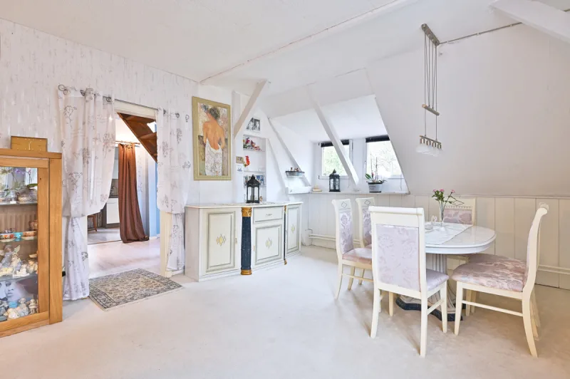 Ansicht · Charme mit Stil und Potential -  aus Zwei - mach Einfamilienhaus · Bild 3 von 19 · IMMO Holm