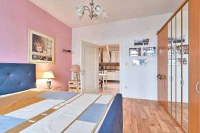 Ansicht · Charme mit Stil und Potential -  aus Zwei - mach Einfamilienhaus · Bild 7 von 19 · IMMO Holm