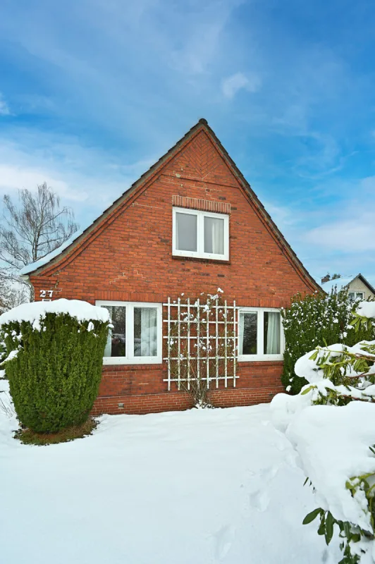 Ansicht · Wo Raum und Ruhe zusammenkommen – ein Haus mit Charme! · Bild 2 von 22 · IMMO Holm
