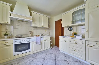 Ansicht · Wo Raum und Ruhe zusammenkommen – ein Haus mit Charme! · Bild 11 von 22 · IMMO Holm
