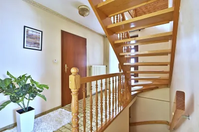Ansicht · Wo Raum und Ruhe zusammenkommen – ein Haus mit Charme! · Bild 12 von 22 · IMMO Holm