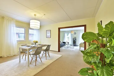 Ansicht · Wohnen auf einer Ebene – Familienbungalow mit Garten & Potenzial · Bild 3 von 16 · IMMO Holm