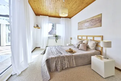 Ansicht · Wohnen auf einer Ebene – Familienbungalow mit Garten & Potenzial · Bild 6 von 16 · IMMO Holm