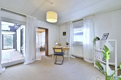 Ansicht · Wohnen auf einer Ebene – Familienbungalow mit Garten & Potenzial · Bild 7 von 16 · IMMO Holm