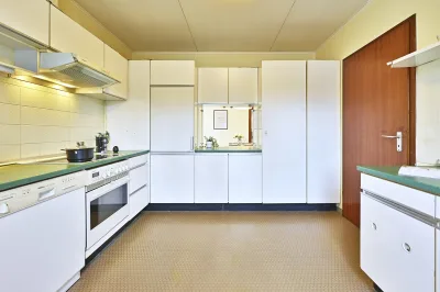 Ansicht · Wohnen auf einer Ebene – Familienbungalow mit Garten & Potenzial · Bild 9 von 16 · IMMO Holm