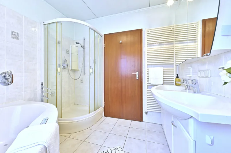 Ansicht · Wohnen auf einer Ebene – Familienbungalow mit Garten & Potenzial · Bild 10 von 16 · IMMO Holm