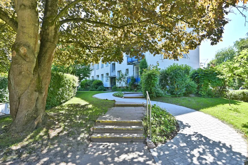 Ansicht · Ruhige Wohnstraße, beste Anbindung. Blick in die Baumkronen. · Bild 2 von 14 · IMMO Holm