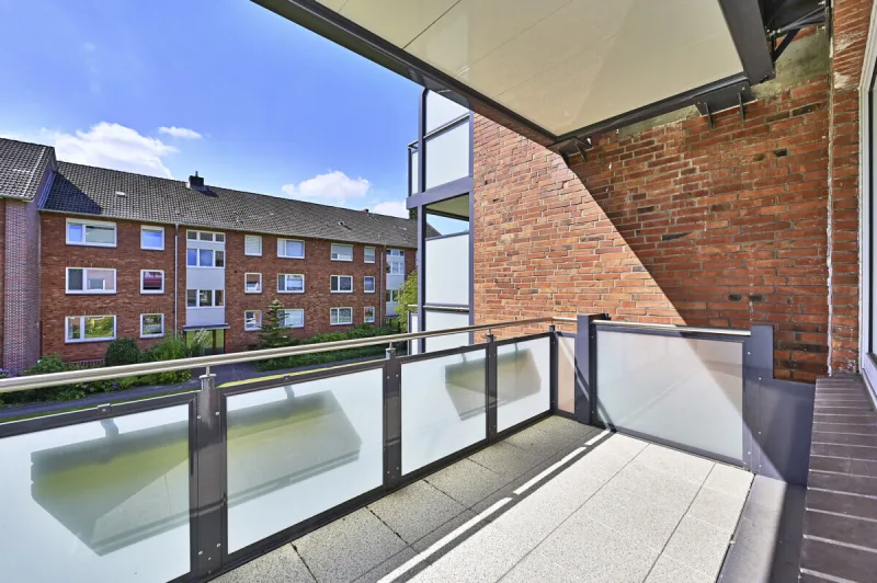 Ansicht · Charmante 3-Zimmer-Wohnung - Südbalkon, Garage & Platz für Ideen · Bild 7 von 18 · IMMO Holm