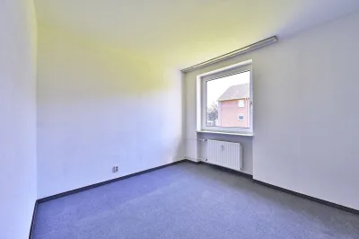 Ansicht · Charmante 3-Zimmer-Wohnung - Südbalkon, Garage & Platz für Ideen · Bild 10 von 18 · IMMO Holm