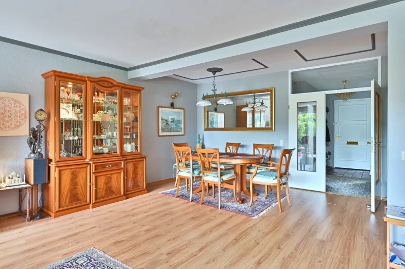 Ansicht · Mehr Haus als erwartet - ein Reihenmittelhaus, das sich vom erwarteten abhebt · Bild 6 von 19 · IMMO Holm