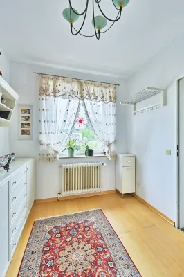 Ansicht · Mehr Haus als erwartet - ein Reihenmittelhaus, das sich vom erwarteten abhebt · Bild 7 von 19 · IMMO Holm