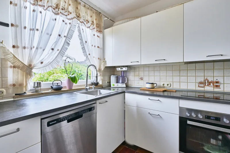 Ansicht · Mehr Haus als erwartet - ein Reihenmittelhaus, das sich vom erwarteten abhebt · Bild 8 von 19 · IMMO Holm
