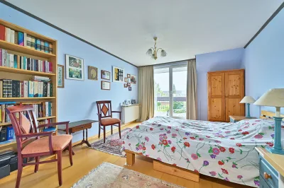 Ansicht · Mehr Haus als erwartet - ein Reihenmittelhaus, das sich vom erwarteten abhebt · Bild 12 von 19 · IMMO Holm