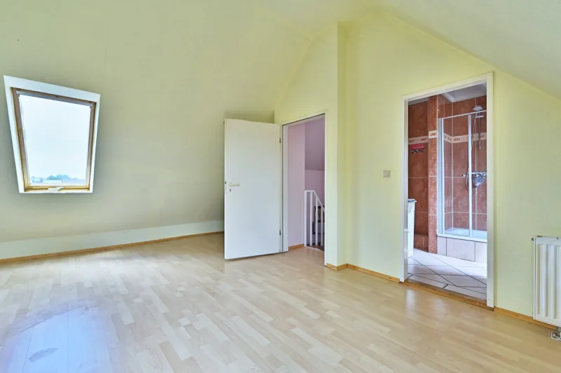 Ansicht · Mehr Haus als erwartet - ein Reihenmittelhaus, das sich vom erwarteten abhebt · Bild 15 von 19 · IMMO Holm