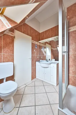 Ansicht · Mehr Haus als erwartet - ein Reihenmittelhaus, das sich vom erwarteten abhebt · Bild 16 von 19 · IMMO Holm